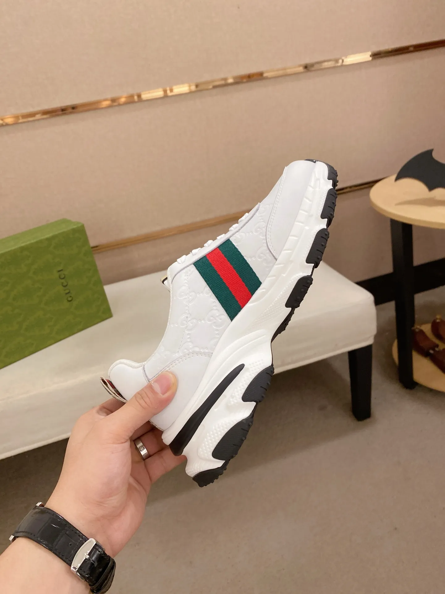 Men's shoes 💰 442 💰 High-quality new GUCCI counters are on the market at the same time. The new men's shoes, 😘fabrics are selected imported cowhide, lining: mesh breathable lining. 👍🏿 High-end ☄️ air-cushion molded anti-slip rubber outsole, exquisite lines, simple and elegant, comfortable and high-end for leisure travel. Code number: 38 to 44 (45 can be customized and cannot be returned or exchanged)